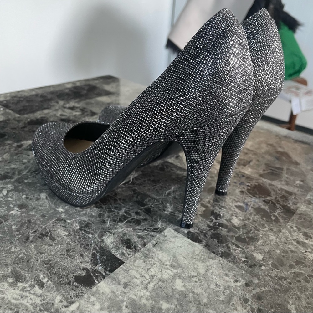 Le Chateau Elegant Silver Women's Heels - Picture 6 of 8